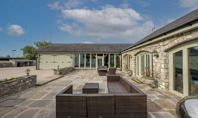 Newport Casa | Huge Farmhouse with Leisure Complex and Swimming Pool 5 mins from Celtic Manor