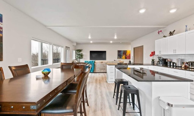 South Perry District Apartamento | HUGE-Fun-Trendy Apt by Perry District & Downtown!