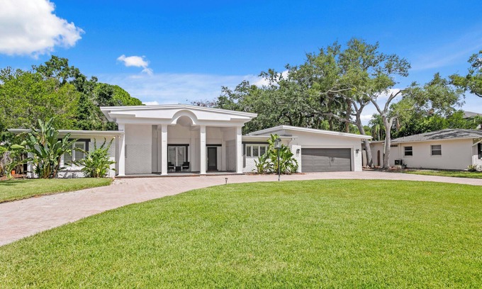 Sunset Park Casa | Huge Heated Pool I Playground I 6 TVs