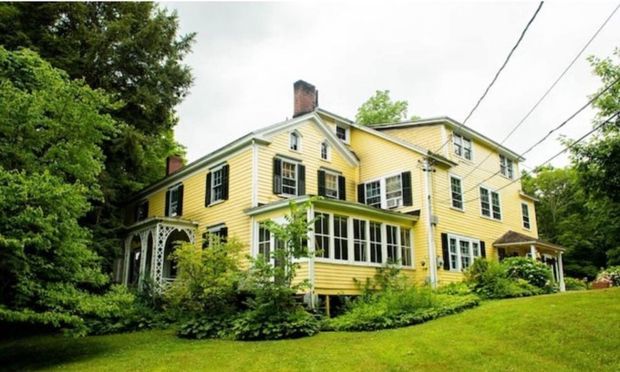 Marlboro Casa | Huge Historic 6 Bedroom House that sleeps 13 with Stream and Waterfall