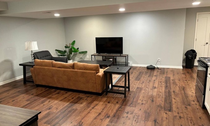 Lenexa Casa | HUGE HOME 6bd/3ba/Fenced Yard: 16+ Guests ☆Kid & Pet-Friendly☆GRILL☆Pool Table☆