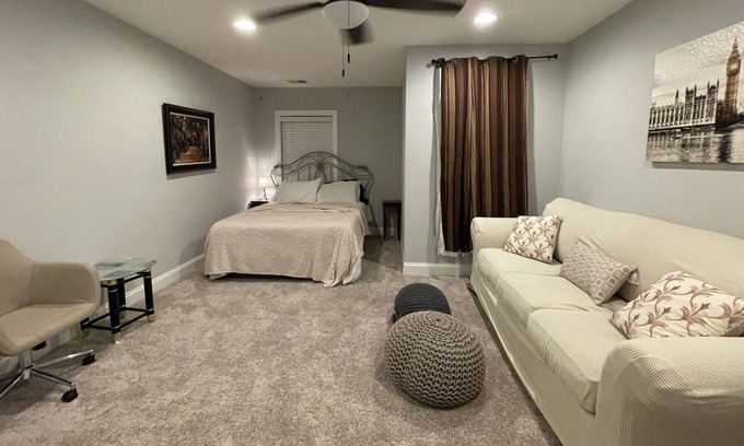 Johns Island Casa | Huge home in quiet neighborhood