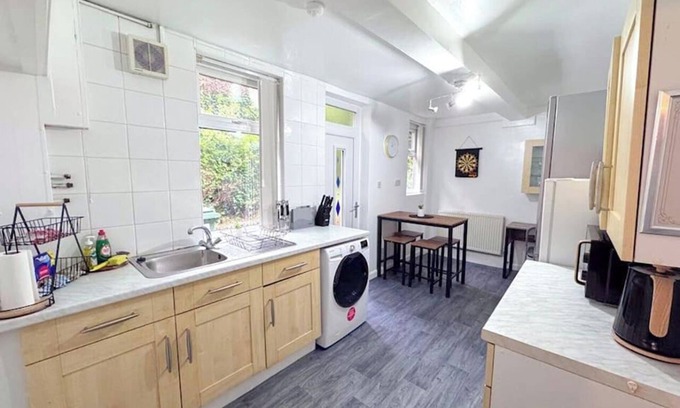 Headingley Casa | Huge Home Perfect for Working Away /large Rooms
