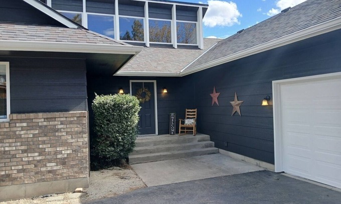 Mica Casa | Huge Home, Pool Table, Hot Tub