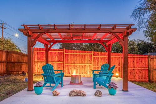 North San Antonio - SAT Casa | Huge House Fun Central 4BD 3BA with POOL