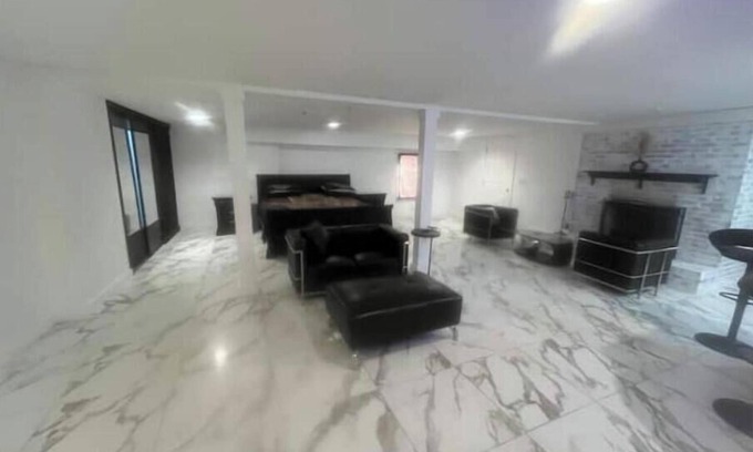 Collier Heights Apartamento | HUGE-INTOWN STUDIO SUITEw/fireplace&DbleRainShower