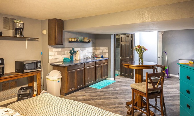 Stetson Hills Apartamento | Huge king size suite w/private entrance shower, wifi, kitchen, Long Term avail