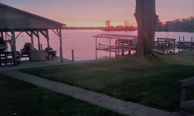 Fairfield Beach Casa | Huge Lakehouse With Spectacular Waterfront Views