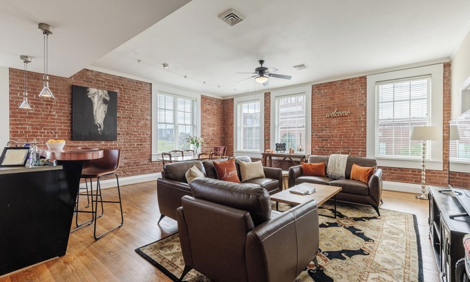 Greenville Downtown Apartamento | 1/2 cuadra de Main St; 2 dormitorios, 2 baños ... ¡camine a todas partes!