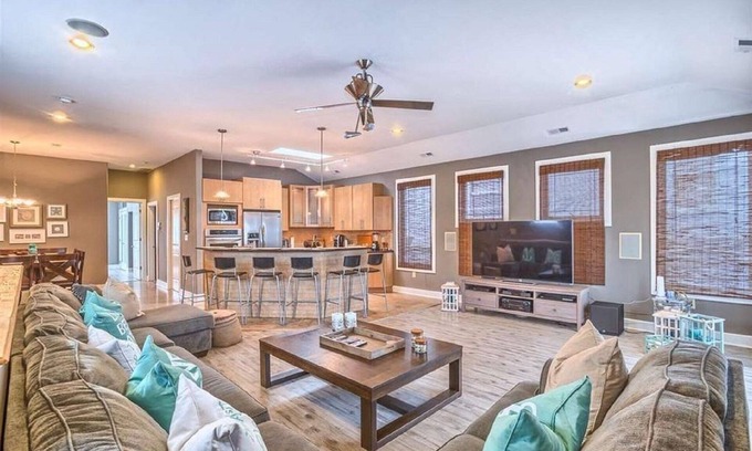 Cape May - Wildwood Casa | Enorme, moderno, casa de 2 pisos, disponible durante todo el año! ¡Cubiertas / patio privado / ping pong y más!