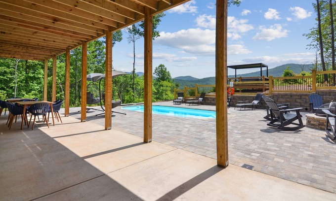 Ellijay Cabina | HUGE Mountain Views!!! PRIVATE outdoor pool, pickleball/basketball court, fire pit, hot tub