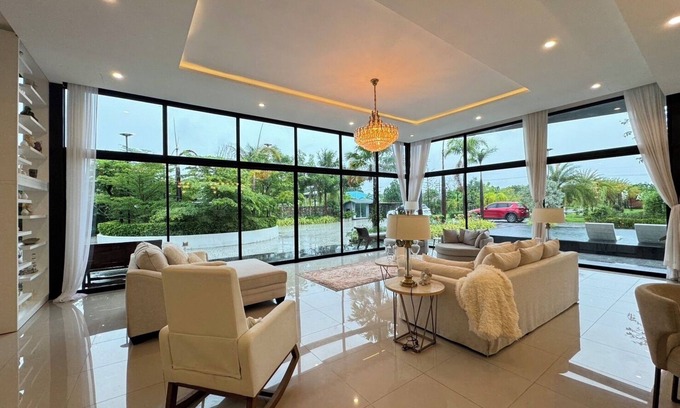 Huai Yai Villa | Huge Pool Villa with Private Lake