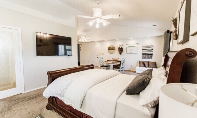 Fresno Apartamento | Huge Private Guest suite w/ jet tub in great neighborhood near attractions