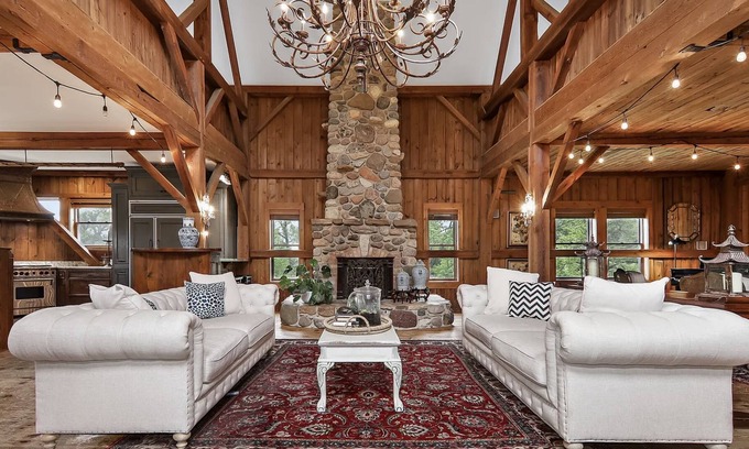 McHenry Casa | Huge Renovated Barn Estate. Perfect for Groups