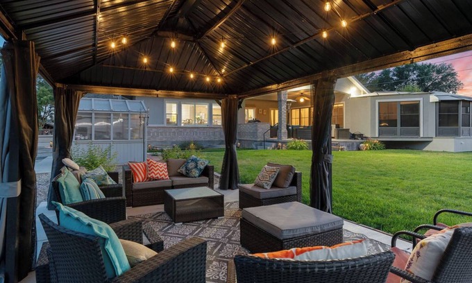 Riverton Casa | HUGE reunion ctr 30+, 16 BR, 8.5 bath, pets