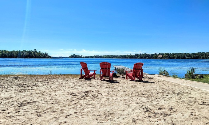 Gravenhurst Cabaña | Huge Sandy Beach Cottage - 90 min from GTA