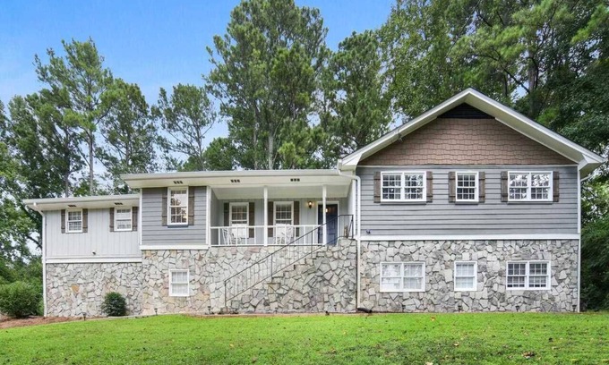 Lilburn Casa | HUGE & Secluded Home ,9 full beds 30min from CITY