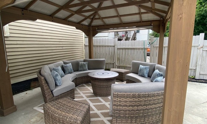Norwichtown Casa | Huge Spacious 7-bedroom house with WiFi, AC and a Pool in wonderful Norwich