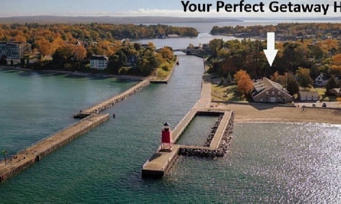 Charlevoix Casa | Gran vista del lago Michigan - Playa a solo unos pasos - Camine por el canal hasta la ciudad