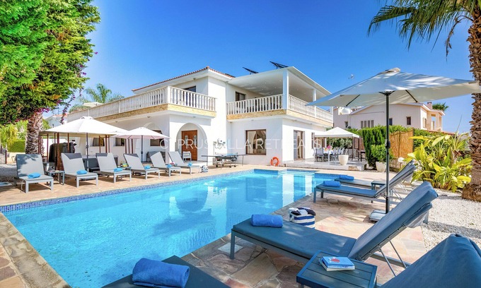 Agios Georgios Pegeias Villa | Enorme 5 * Villa, 1 minuto de la playa, piscina privada climatizada, jacuzzi, capacidad para 16 +