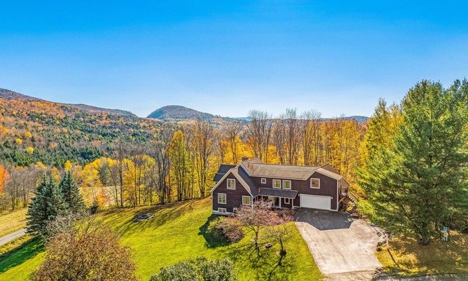 Waterbury Center Casa | Huge Waterbury Home near Stowe Mountain / views & sauna