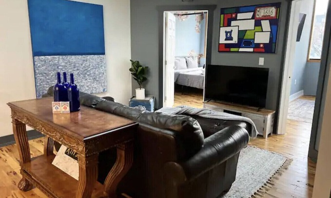 Glens Falls Apartamento | Huge Windows Downtown 2Bd Apt w/ Main Strip Access