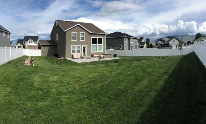 Saratoga Springs Casa | HUGE YARD Centrally Located Fully-Fenced & Parks!