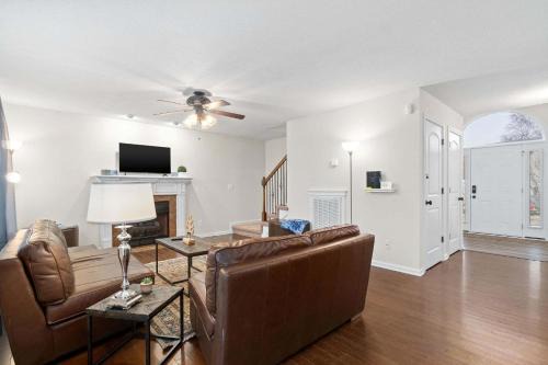 Clarksville Casa | Huge Yard&Deck Mins to Airport - Beds on Brewster