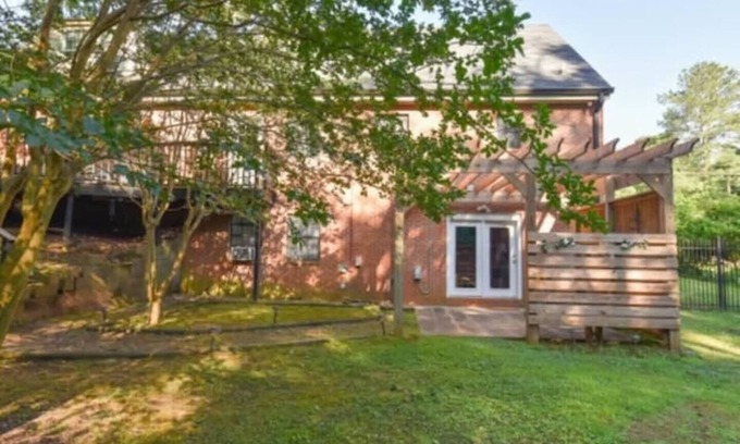 Athens Casa | Huge Yard & Mins to UGA - The Glory Glory Doghouse