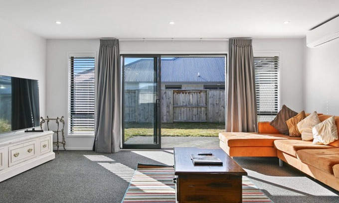 Rangatira Park Casa | Huka Falls Getaway in Taupo, walk to town and the famous Huka falls