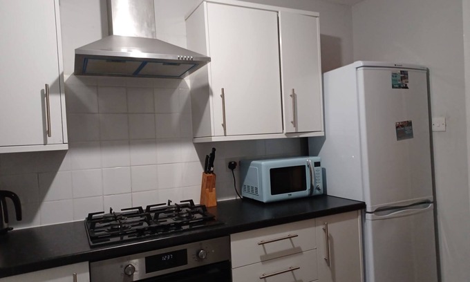 Luton Casa | Huku Kwetu - Fieldfare Green