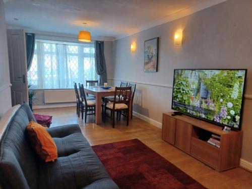 Dunstable Casa | Huku Kwetu Melo House, A 4 Bedroomed House with Strong Double and King-size Beds Suitable for Builders and Contractors