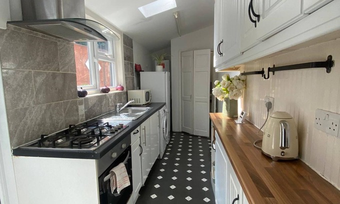 Luton Casa | Huku Kwetu - Salisbury House