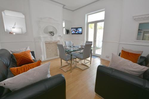 Hull Casa | Hull Contractor Lodge-Sleeps 10, Free Parking, Near Stadium