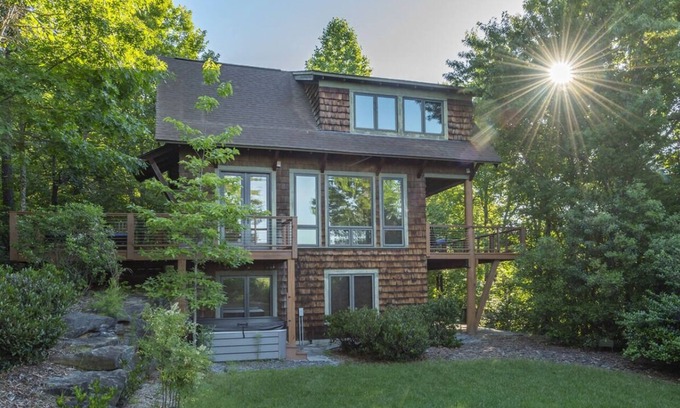 Nebo Cabina | Hully Gully | Luxury Cabin with Hot Tub, Year-round Views & Access to Lake James!