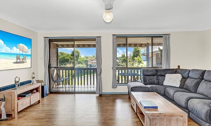 Boambee East Apartamento | Humble Abode, your perfect holiday home. This two bedroom townhouse is the ideal place to relax