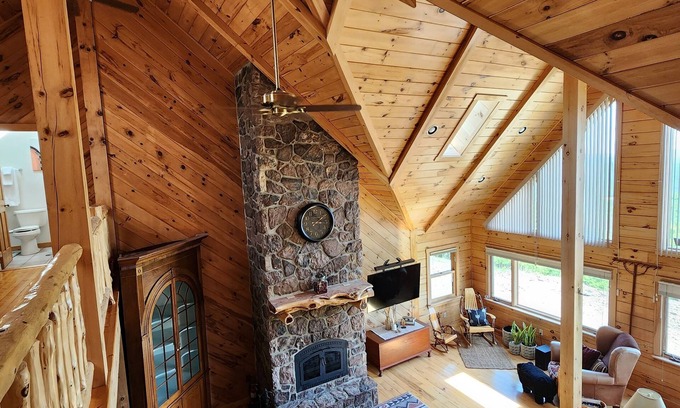 Howard Cabina | Hummingbird Hideaway is the perfect relaxing mountain retreat! Close to PSU!