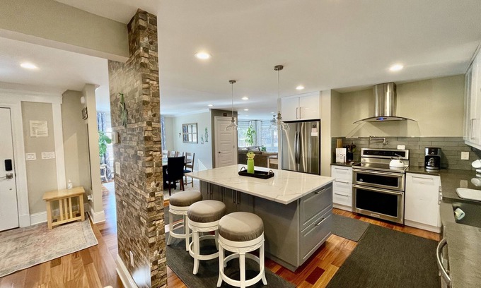 Stroudsburg Casa | Hummingbird Paradise in Pocono-hot tub,sauna,game room,7miles vineyards,ski r-t
