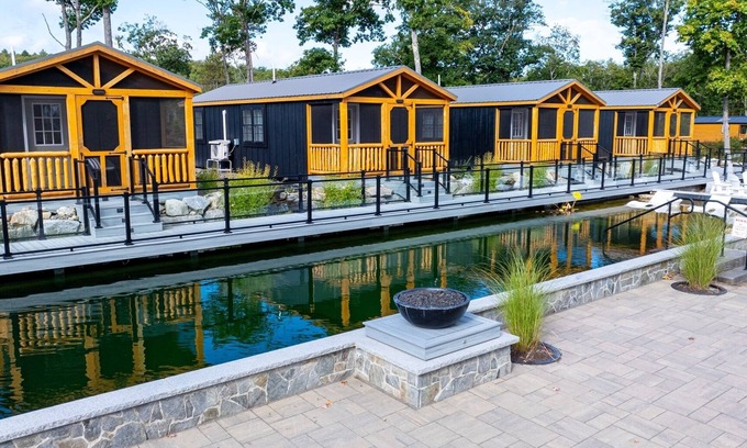 North Sebago Cabina | HUMMINGBIRD - RESORT WITH 12 PROPERTIES. NATURAL POND FOR SWIMMING. CAFE ON SITE