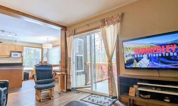 East Kootenay Casa | Hummingbird Suite Walk to Base of Ski Hill