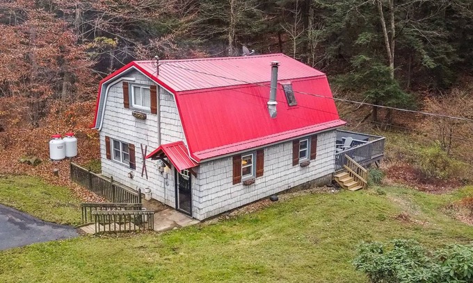 Great Valley Cabina | Hungry Hollow Hideaway - escape to this modern cabin on 15 acres