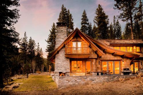 Truckee Villa | Hunter by AvantStay Riverfront Cabin w Prvt Cottage 5Mins from Palisades