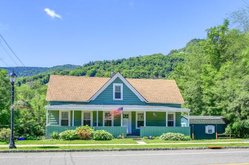 Hunter Casa | Hunter Home with Fire Pit and Yard On Main Street!