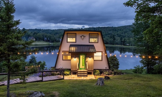 Hunter Cabina | Hunter Lakefront House: Ski, Swim, Boat, Fish, Hike, Fire pit & Dog Friendly