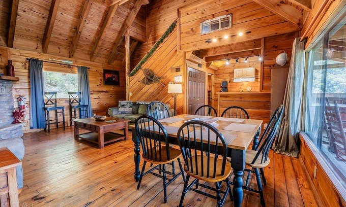 Townsend Cabina | Hunter's Hideaway 2 Bedroom Cabin by RedAwning