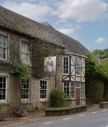 Kingscote Hotel | Hunters Hall Inn by Greene King Inns