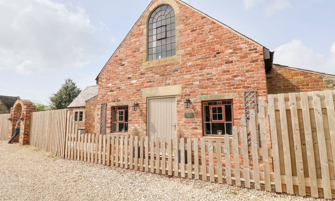 Milford Cabaña | HUNTERS LODGE AT WILDERSLEY FARM, pet friendly in Belper