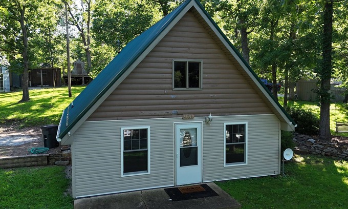 Warsaw Casa | Hunters Paradise on The Lake. Cozy 2 bedroom house with large back yard