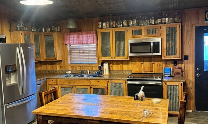 Beech Grove Casa | Outdoorsmen's Paradise: Lodge on The Black River