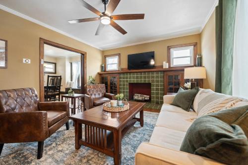Huntington Casa | Huntington Modern History - 4br, Mu, Dt, St Marys